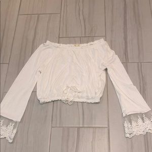 Off the shoulders white crop top with lace